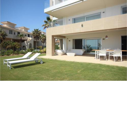 Nice Apartment In Estepona With 3 Bedrooms, Wifi And Heated Swimming Pool