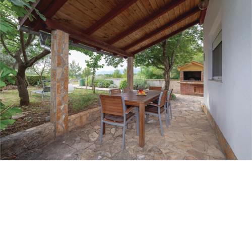 Nice apartment in Obrovac w/ WiFi and 2 Bedrooms