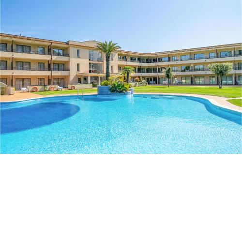 Nice apartment in Pals with Outdoor swimming pool, WiFi and 3 Bedrooms