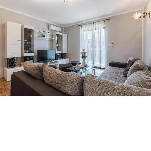Nice apartment in Pula with WiFi and 2 Bedrooms