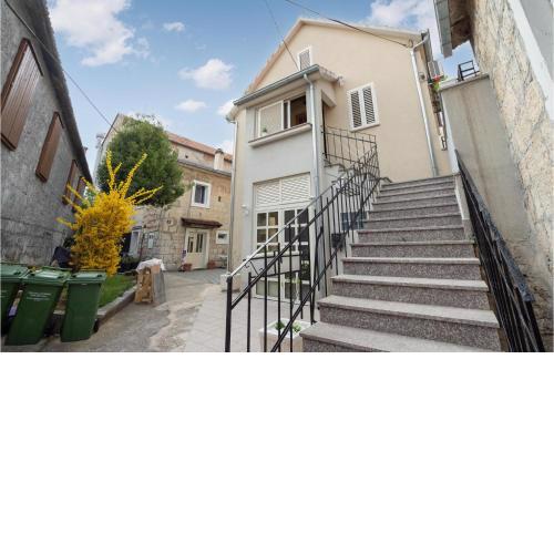 Nice apartment in Sinj with WiFi and 3 Bedrooms