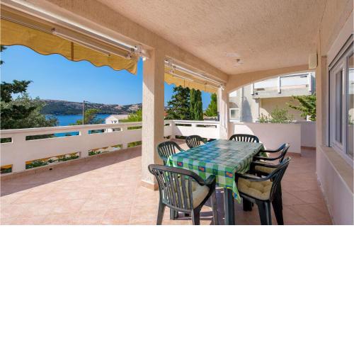 Nice apartment in Stara Novalja with 2 Bedrooms