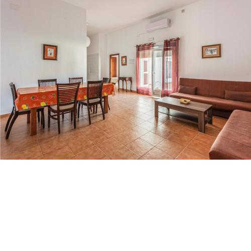Nice apartment in Valencia de alcantara with Outdoor swimming pool, WiFi and 2 Bedrooms