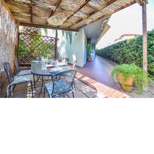 Nice Apartment In Viareggio With 2 Bedrooms