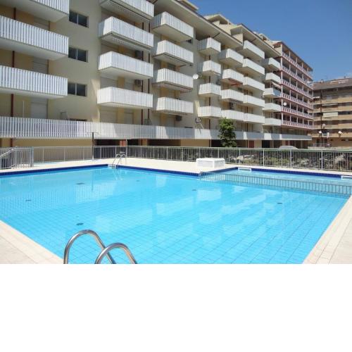 Nice Apartment with Pool in a Great Location - By Beahost Rentals