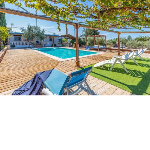 Nice Home In Arahal With 4 Bedrooms, Wifi And Outdoor Swimming Pool