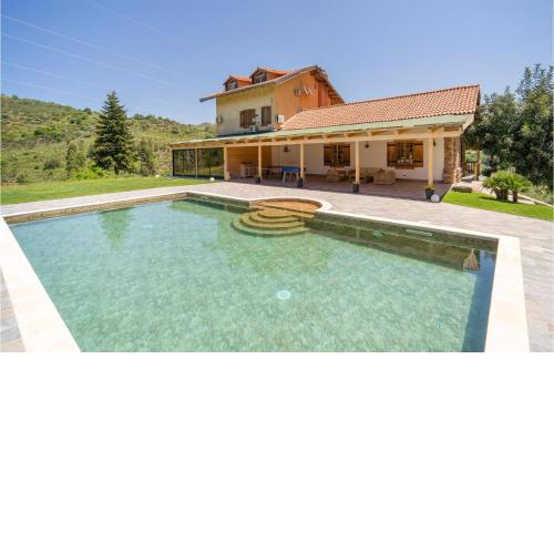 Nice Home In Belmonte Mezzagno With Wifi, Indoor Swimming Pool And Swimming Pool