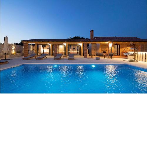 Nice home in Benkovac with Outdoor swimming pool, Heated swimming pool and 4 Bedrooms
