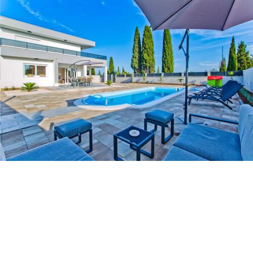Nice home in Bogomolje w/ Outdoor swimming pool, WiFi and 3 Bedrooms