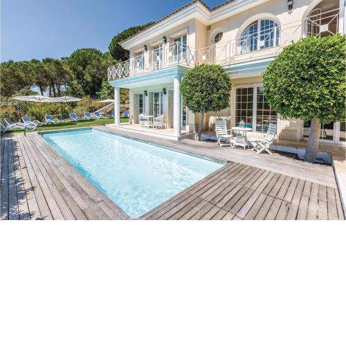 Nice home in Cabrils with 5 Bedrooms, WiFi and Outdoor swimming pool