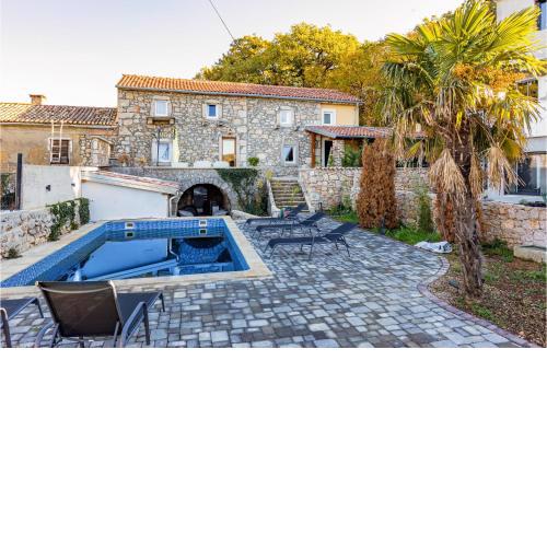 Nice home in Gostinjac w/ Outdoor swimming pool, Sauna and 3 Bedrooms