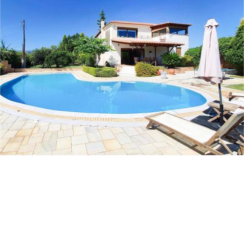Nice Home In Kiato With 5 Bedrooms, Wifi And Outdoor Swimming Pool