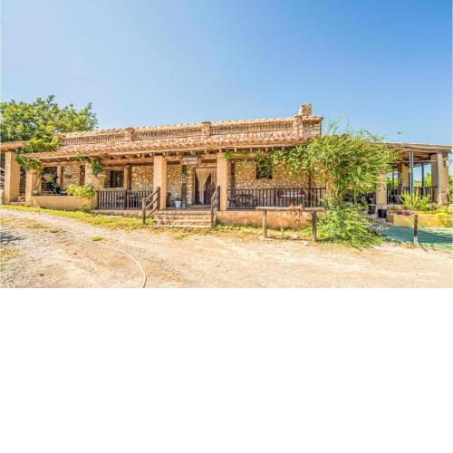 Nice home in Les Coves de Vinrom with 5 Bedrooms, Private swimming pool and Outdoor swimming pool