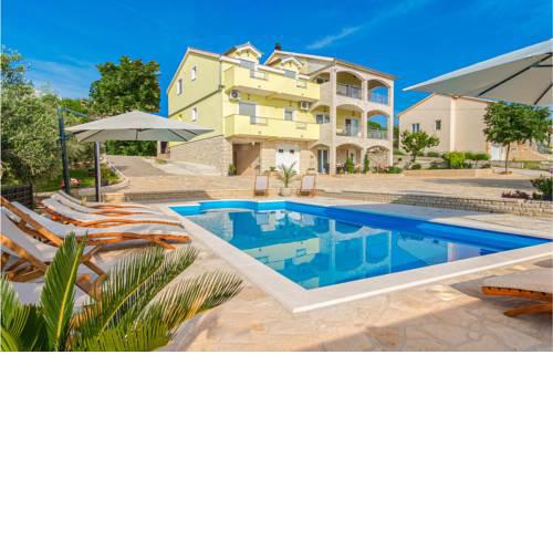 Nice home in Lisicic w/ Outdoor swimming pool, Jacuzzi and Sauna
