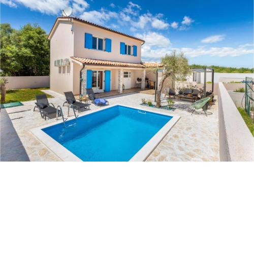 Nice home in Liznjan with Outdoor swimming pool, WiFi and 2 Bedrooms