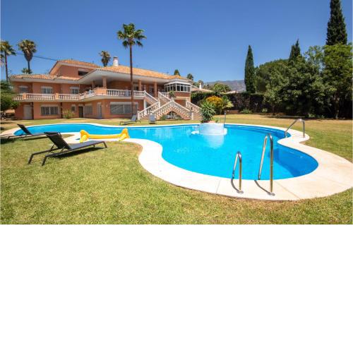 Nice home in Mijas Costa with Outdoor swimming pool, Sauna and 7 Bedrooms