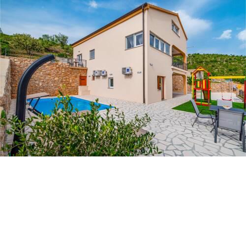Nice home in Modric w/ Outdoor swimming pool and 4 Bedrooms