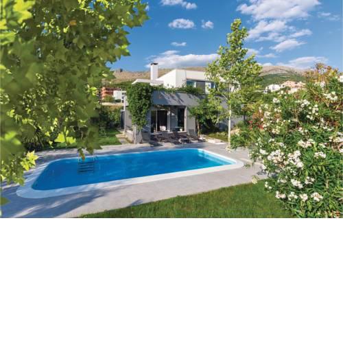 Nice home in Podstrana w/ Outdoor swimming pool, WiFi and 3 Bedrooms