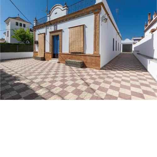 Nice home in Sevilla with 4 Bedrooms and Outdoor swimming pool