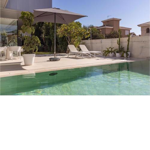 Nice Home In Torre Del Mar With Wifi, Private Swimming Pool And Swimming Pool