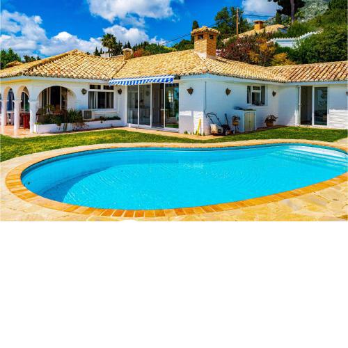 Nice Home In Urbanizacin La Capell With 4 Bedrooms, Wifi And Swimming Pool