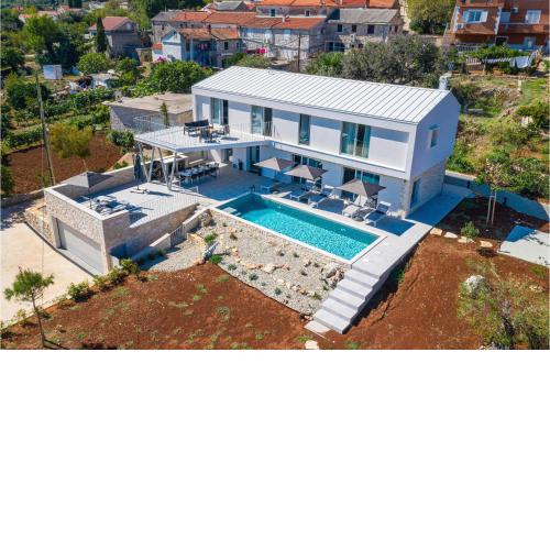 Nice home in Zman with Outdoor swimming pool, WiFi and 3 Bedrooms