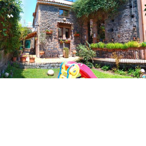 NICE mini House - tra l'Etna Catania Taormina e il Mare