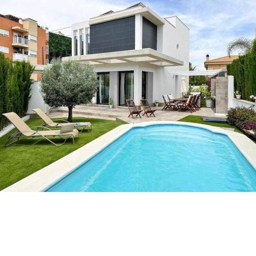 Nice Nordic Style Villa 8 min from the beach.