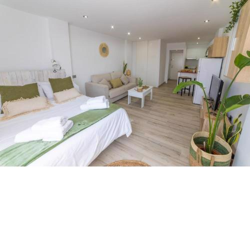 Nice studio with pool on second line to the beach!