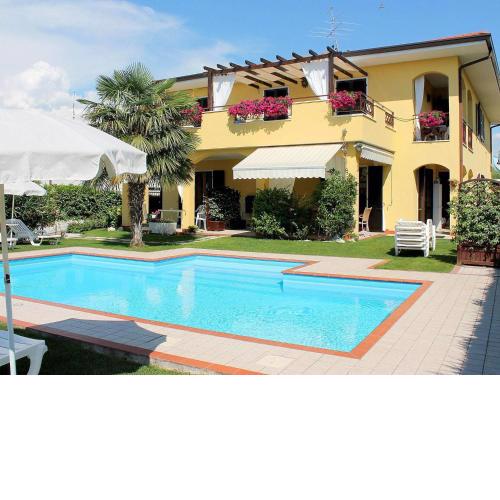 Nicely Decorated Holiday Home with Swimming Pool in Lazise