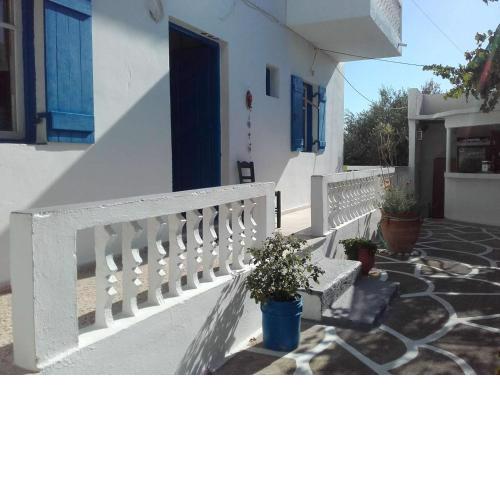Nikos Taverna and Apartments
