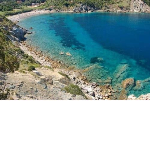 Nisportino, Elba. Bilocale con patio vista mare.