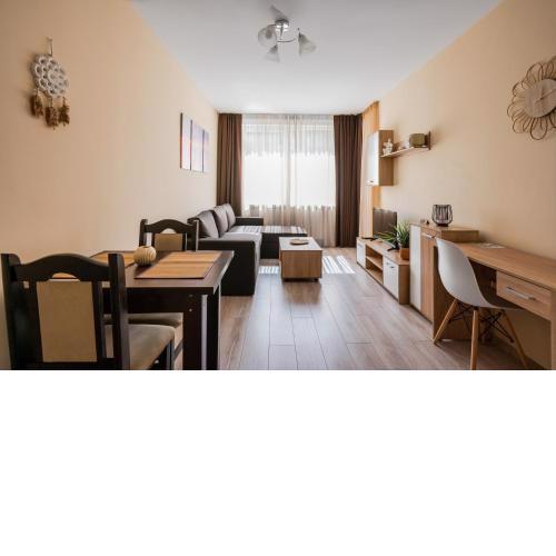 Nomad Haven: 1BD Flat with Balcony & Desk