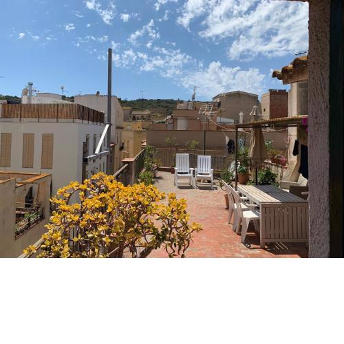 NOTARIA-Apartamento y Estudio en casco antiguo, al lado de playa, Rambla y Monasterio, con acceso a terraza ajardinada