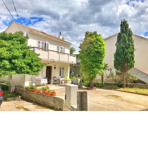 Novalja center house for rent