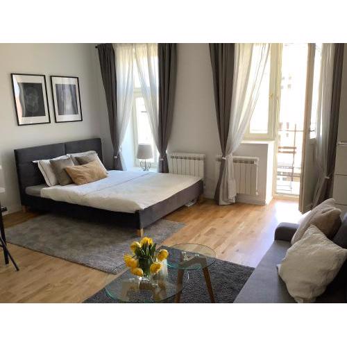 NOVÝ apartmán v centru města s balkónem