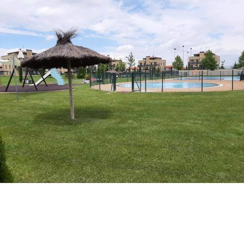Nuevo! Apartamento con jardin privado y piscina