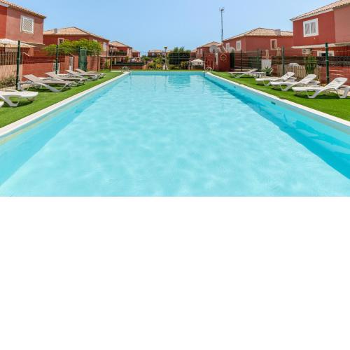 ¡Nuevo! Terraza privada, orientación sur, fantástica piscina, parking, Wi-Fi