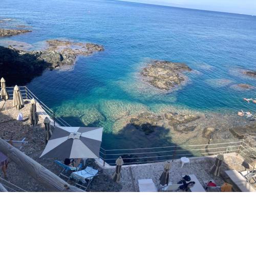 Oasi verde con terrazza sul mare e con piscina