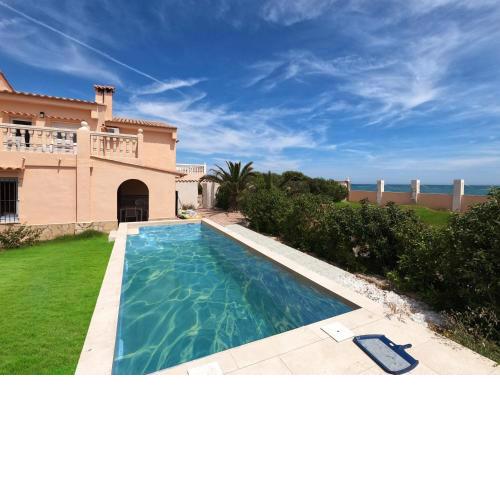 Oasis en la playa: piscina y relax