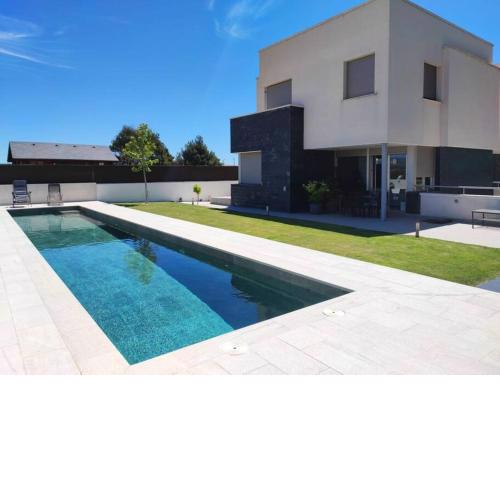 Oasis en Madrid con 4HB, 5 baños y Piscina Lujosa!