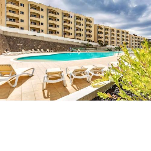 Ocean Garden 2 Bed Apartment with Pool View