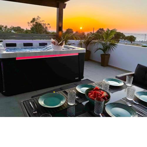 Odyssea Spa & Jacuzzi Front Beach Airport 1km
