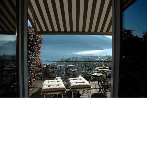 Offen gestaltetes Studio mit malerischem Blick auf den Comer See