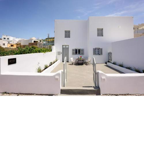 Oia ,santorini cycladic house for 4 persons by MPS
