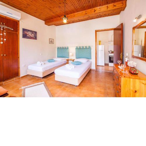Old Barber Shop by Konnect, 1,2km from Dassia beach