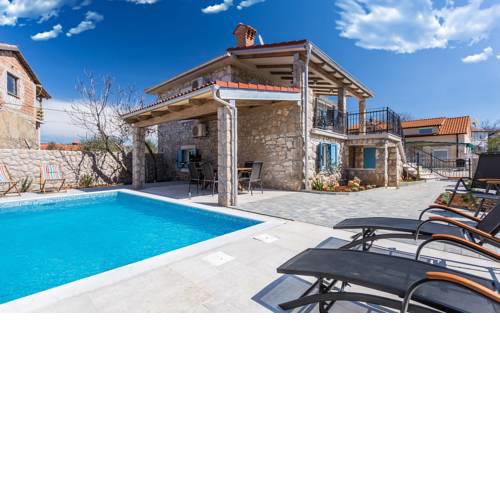 Old Stone House Apartment With A Swimming Pool