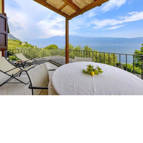 Oleandro apartment directly on the lake