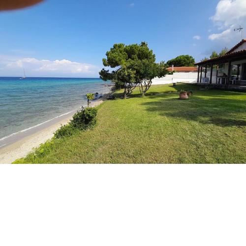 Olga Studio House in front of the beach