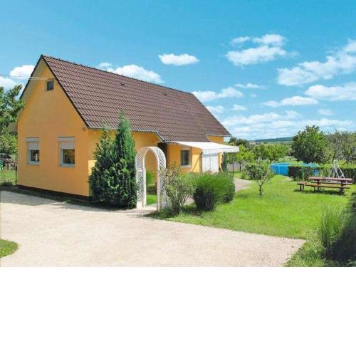 Önálló, klimatizált, medencés nyaraló a Balatonnál!